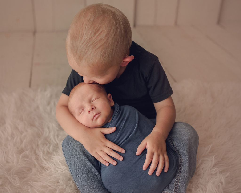Newborn photo session with siblings Medford Oregon