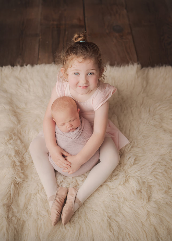 Newborn photoshoot with siblings Southern Oregon