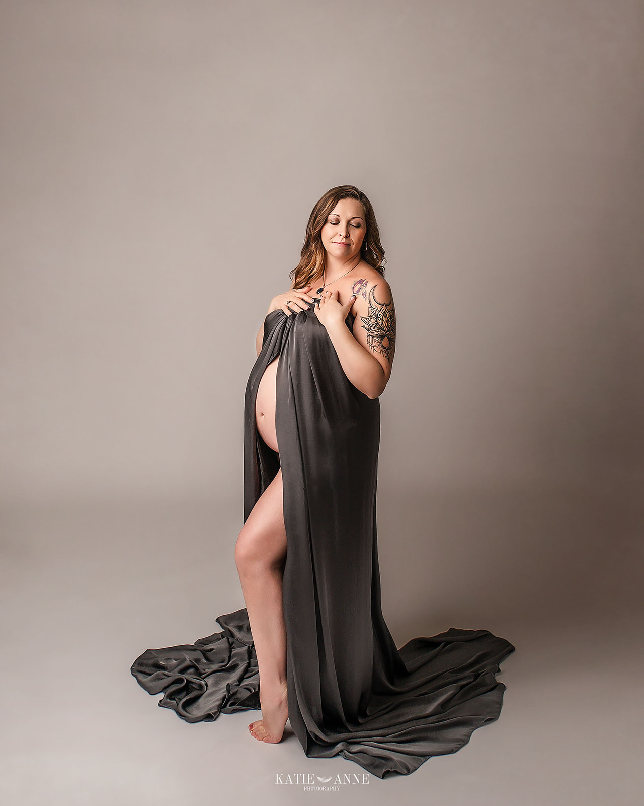 mom to be in grey drapery